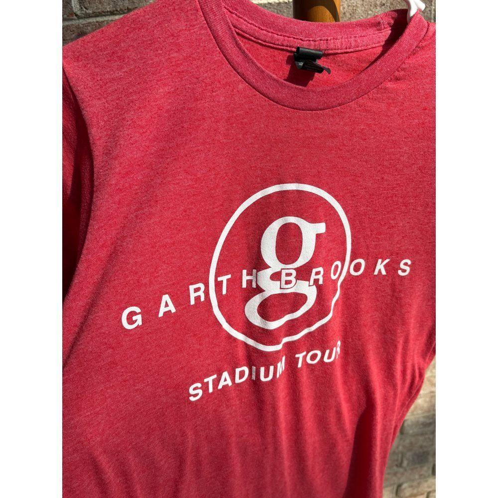 Garth Brooks I've Got Friends in Satdiums Tour red t shirt men's small with hole